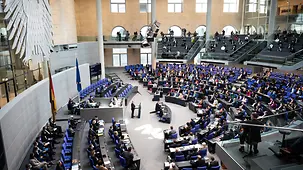 Bundeskanzler Olaf Scholz spricht im Bundestag anlässlich der Haushaltsdebatte.