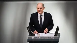 Bundeskanzler Olaf Scholz spricht im Bundestag anlässlich der Haushaltsdebatte.