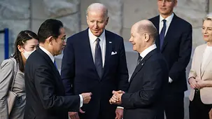 Bundeskanzler Olaf Scholz im Gespräch beim Treffen der G7.