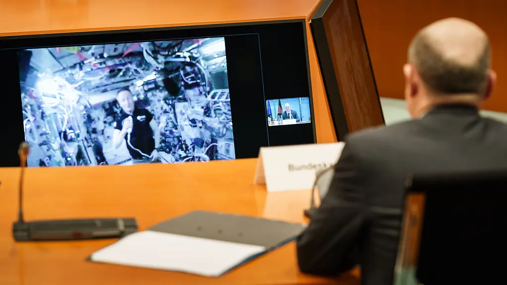 Federal Chancellor Olaf Scholz during a video conference with the ISS.