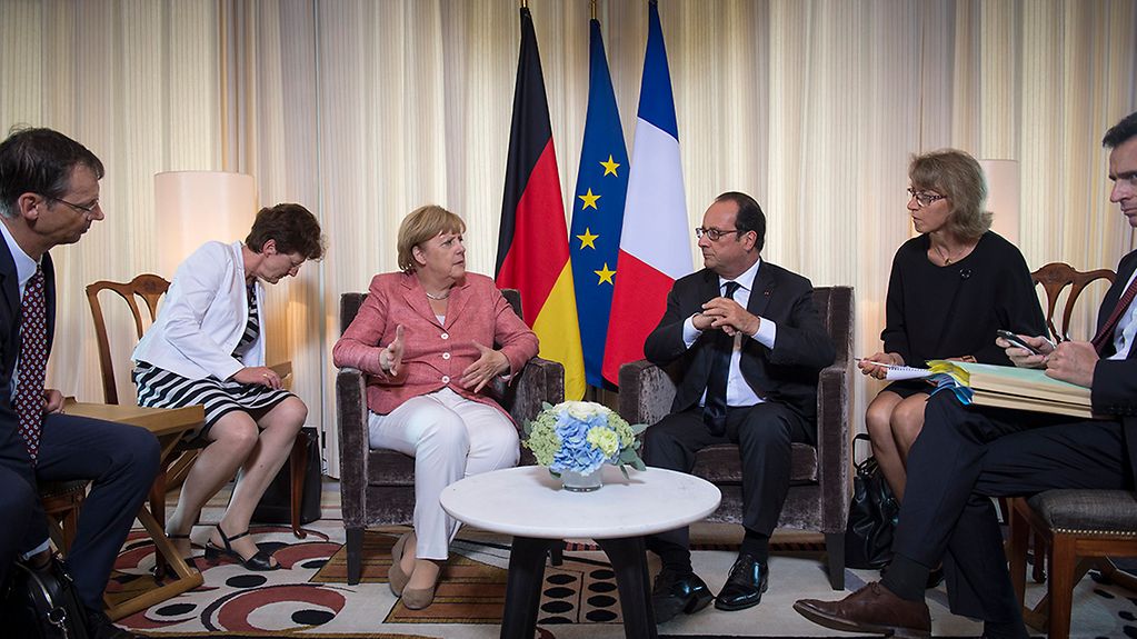 Bundeskanzlerin Merkel und Frankreichs Präsident Hollande zu Gesprächen in Evian, Frankreich