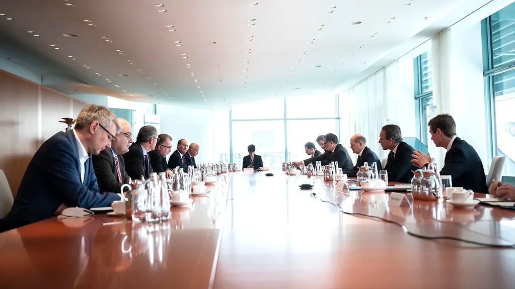 Bundeskanzler Olaf Scholz im Gespräch mit den Spitzenverbänden der deutschen Wirtschaft.