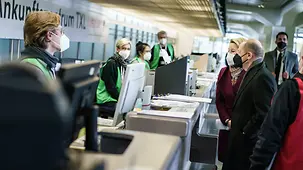 Bundeskanzler Olaf Scholz besucht mit Franziska Giffey, Berlins Regierender Bürgermeisterin, das Ankunftszentrum in Berlin-Tegel.