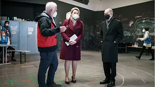 Bundeskanzler Olaf Scholz besucht mit Franziska Giffey, Berlins Regierender Bürgermeisterin, das Ankunftszentrum in Berlin-Tegel.