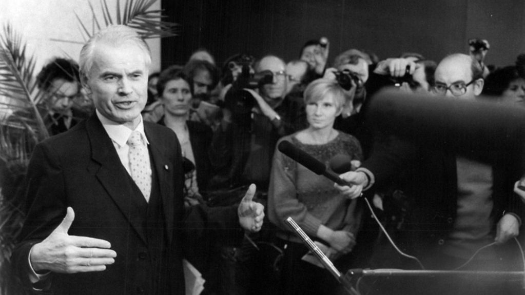 Ministerpräsident Hans Modrow stellt sich am 17.11.1989 den Fragen der Presse.