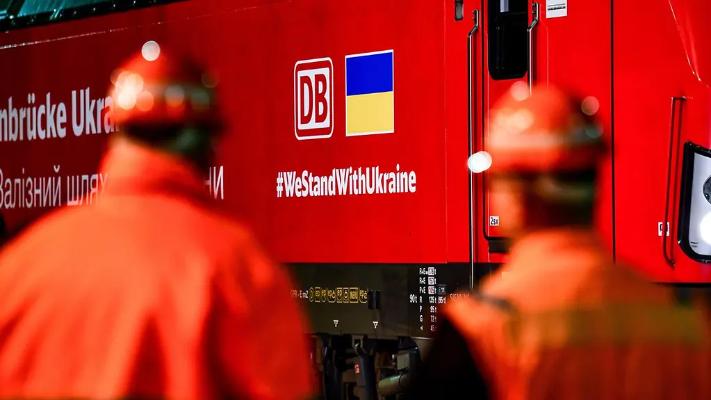 Der erste DB-Güterzug mit Hilfsgütern der sogenannten Schienenbrücke in die Ukraine steht am Güterbahnhof in Seddin.