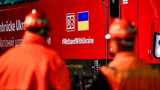 Der erste DB-Güterzug mit Hilfsgütern der sogenannten Schienenbrücke in die Ukraine steht am Güterbahnhof in Seddin.