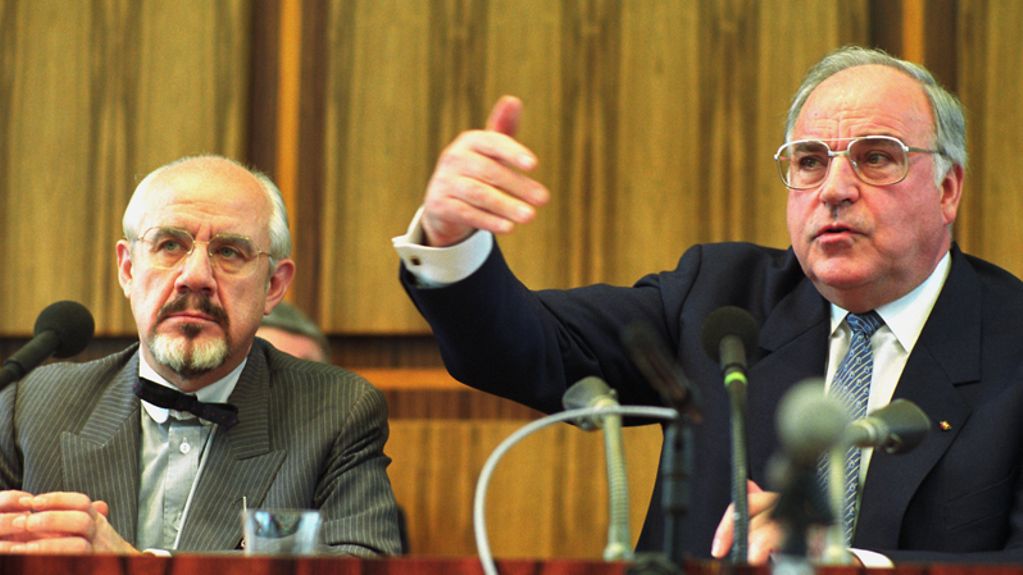 Pressekonferenz mit Bundeskanzler Dr. Helmut Kohl (rechts) und Regierungssprecher Hans Klein