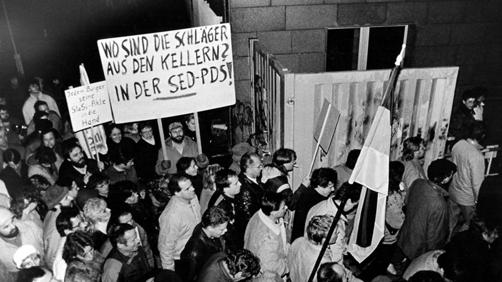 Demonstranten stürmen die Stasizentrale am 15.01.1990 in Berlin