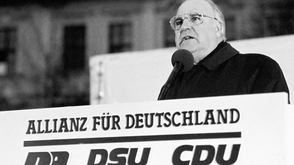 Bundeskanzler Helmut Kohl hält am 06.03.1990 eine Rede bei einer Großkundgebung der 'Allianz für Deutschland' anlässlich der ersten freien Wahlen zur Volkskammer in der DDR. Zur Allianz gehören die CDU der DDR, der Demokratische Aufbruch und die DSU