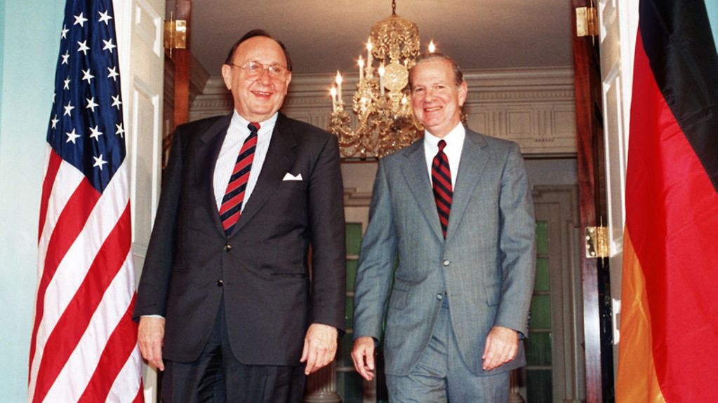 Bundesaußenminister Hans-Dietrich Genscher ist am 25. Mai 1990 mit seinem amerikanischen Kollegen James Baker (r) in Washington zusammengetroffen.