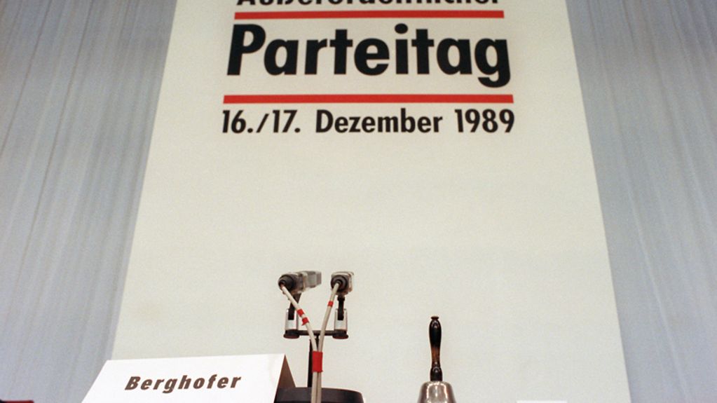 Blick auf das Präsidium des Außerordentlichen Parteitages der SED-PDS am 16.12.1989 in Berlin. Neben dem Mikrofon steht die Glocke des Tagungsleiters, an diesem Tag war es der Dresdener Oberbürgermeister Berghofer.