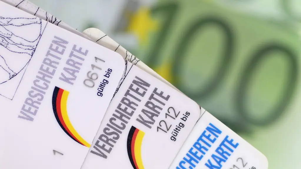 Krankenversicherungschipkarten liegen auf Euro-Scheinen