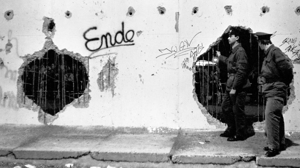 DDR-Grenzsoldaten bewachen die Überreste der Berliner Mauer zwischen Brandenburger Tor und Reichstag - 20.02.1990