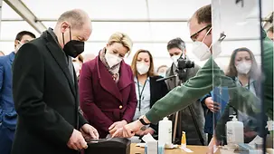 Federal Chancellor Olaf Scholz tries out the fingerprint registration process at the arrival centre in Berlin-Tegel.