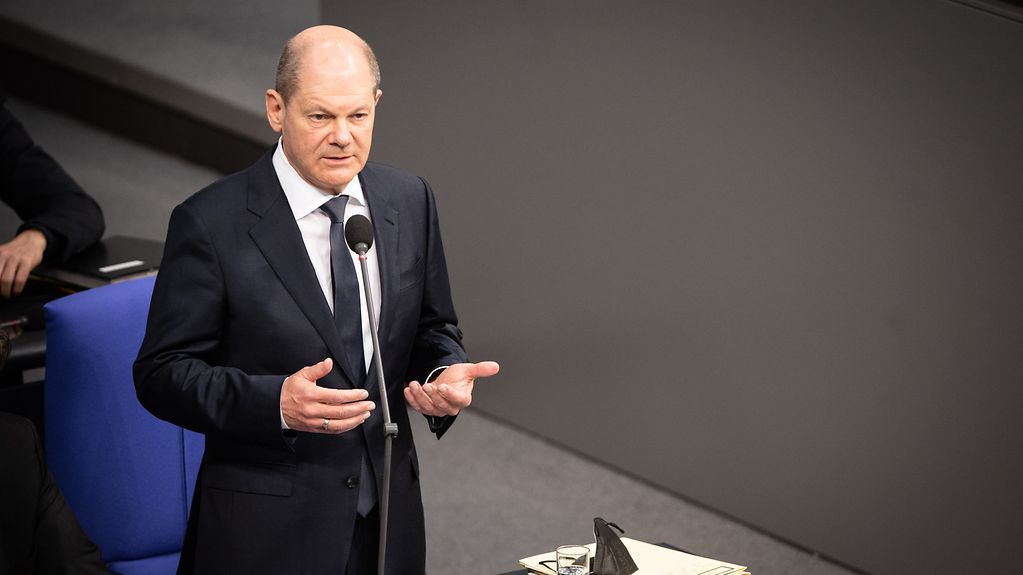 Federal Chancellor Scholz addresses the Bundestag from his seat.