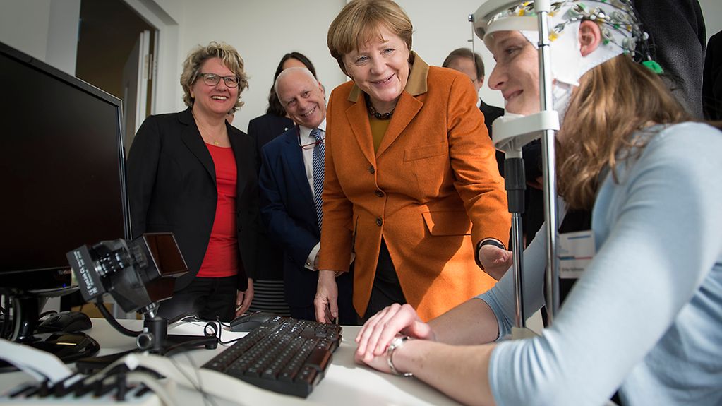 Bundeskanzlerin Angela Merkel besucht das Deutsche Zentrum für Neurodegenerative Erkrankungen in Bonn.