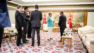 Bundeskanzlerin Angela Merkel auf dem G20-Gipfel im Gespräch mit Mevlut Cavusoglu, türkischer Außenminister.