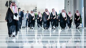 Der stellvertretende Kronprinz von Saudi-Arabien, Prinz Mohammed Bin Salman Al Saud, mit seiner Delegation.