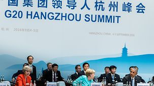 Bundeskanzlerin Angela Merkel mit Lars-Hendrik Röller, Leiter der Wirtschafts- und Finanzabteilung im Bundeskanzleramt, vor Beginn einer Sitzung des G20-Gipfels.