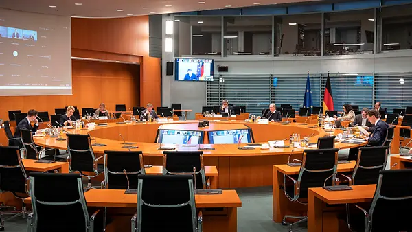 Blick in den Sitzungssaal im Kanzleramt, unter anderem mit Bundeskanzler Scholz.
