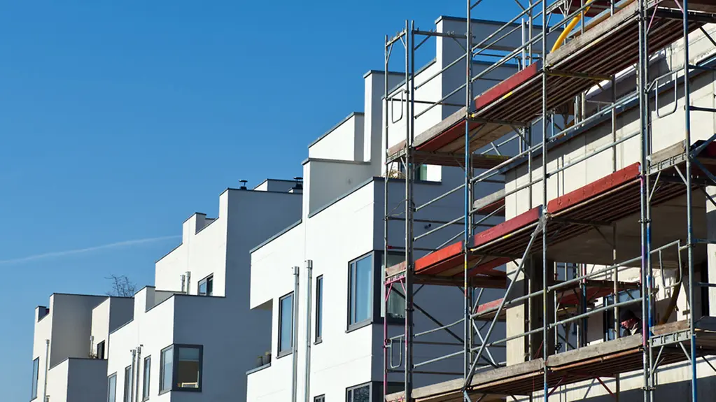 Ein eingerüsteter Neubau steht neben bereits fertig gestellten Häusern im Baugebiet an der Rummelsburger Bucht in Berlin. Neubau, Wohnungsneubau, bezahlbarer Wohnraum, bezahlbares Wohnen und Bauen, Wohnungsbau-Offensive