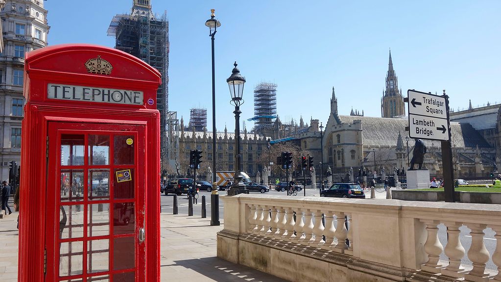 Das Bild zeigt eine typische, rote Londoner Telefonzelle.