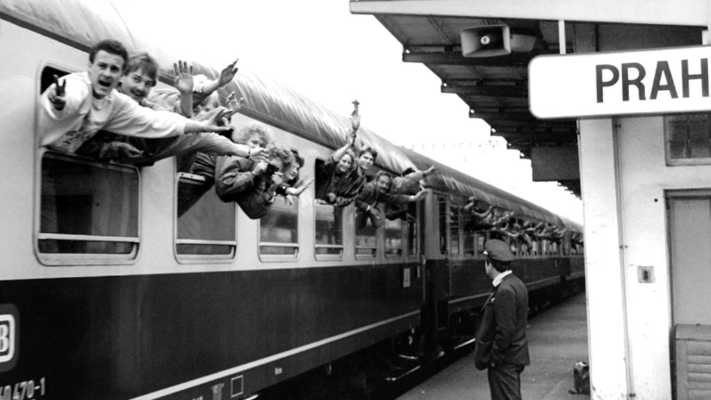DDR-Bürger jubeln und winken am 4.11.1989 vor der Abfahrt eines Sonderzuges vom Bahnhof eines Prager Vorortes in Richtung Markredwitz. Die Zahl der über die CSSR in die Bundesrepublik Deutschland gekommenen DDR-Bürger beläuft sich seit Öffnung der …