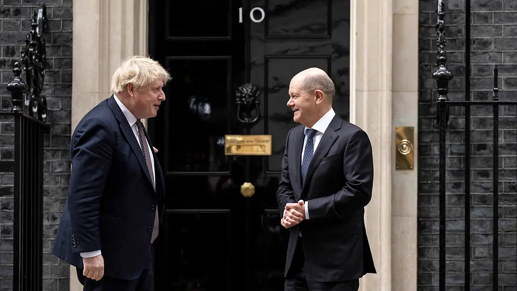 La photo montre Boris Johnson et Olaf Scholz devant la résidence officielle du premier ministre britannique