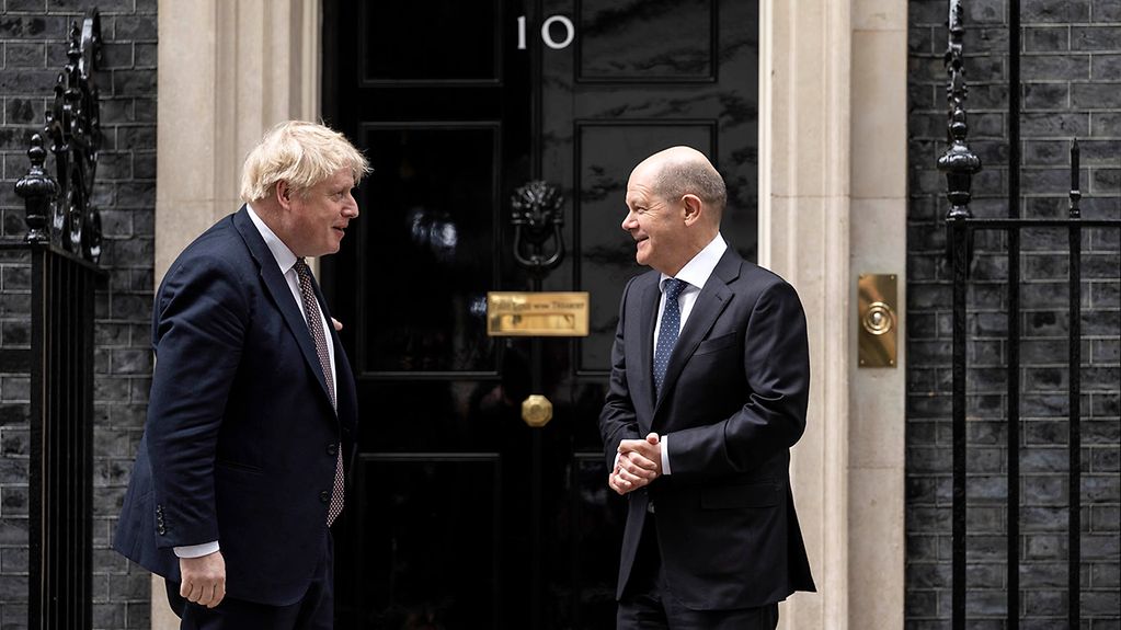 La photo montre Boris Johnson et Olaf Scholz devant la résidence officielle du premier ministre britannique