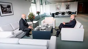 Bundeskanzler Olaf Scholz im Gespräch mit Edi Rama, Albaniens Ministerpräsident.