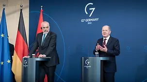 Bundeskanzler Olaf Scholz spricht neben Edi Rama, Albaniens Ministerpräsident.