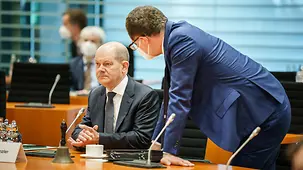 Bundeskanzler Olaf Scholz im Gespräch mit Wolfgang Schmidt, Chef des Bundeskanzleramtes und Bundesminister für besondere Aufgaben.