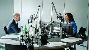 Bundeskanzler Olaf Scholz während eines Radio-Interviews.