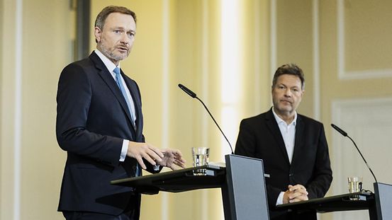 Das Bild zeigt Christian Lindner und Robert Habeck während einer Pressekonferenz. Sie stehen an Rednerpulten.
