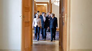 Ursula von der Leyen (v.l.), designierte Bundesministerin der Verteidigung, Sigmar Gabriel, designierter Bundesminister für Wirtschaft und Energie, und Bundeskanzlerin Angela Merkel gehen ins Schloss Bellevue.
