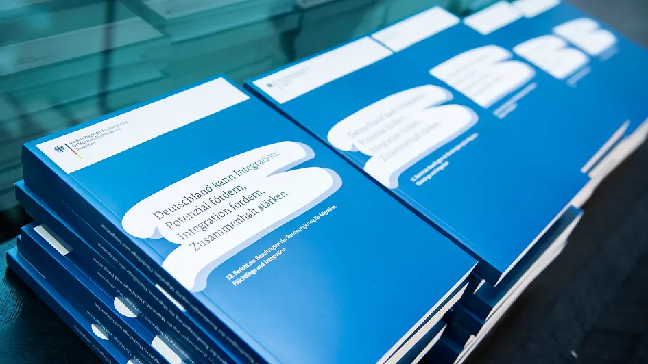 Integrationsbeauftragte mit dem Lagebericht