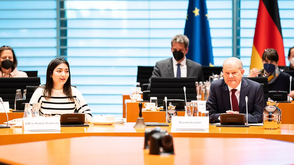 Bundeskanzler Scholz und Staatsministerin Alabali-Radovan