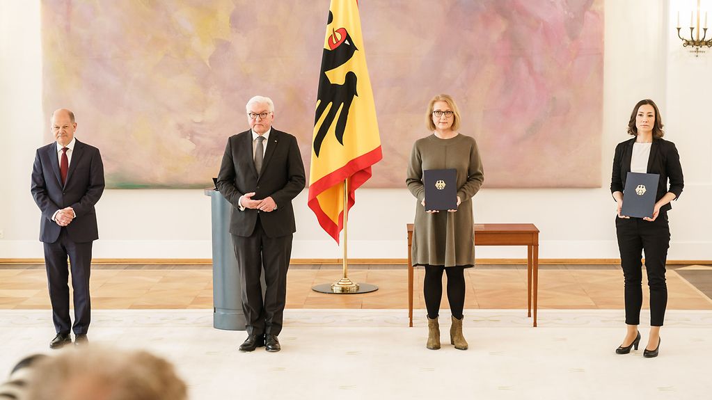 Foto zeigt Lisa Paus und Bundespräsident Steinmeier