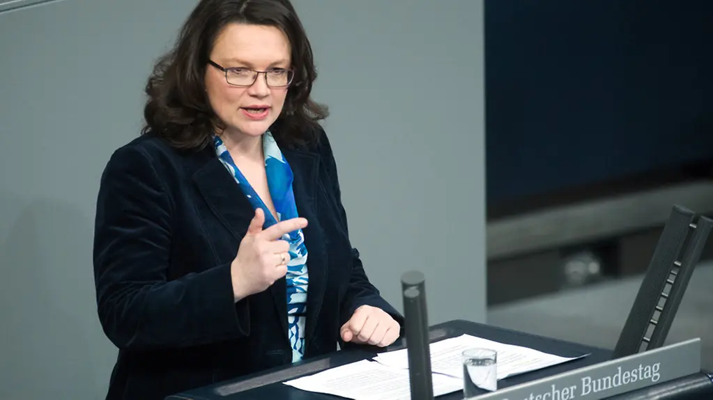 Bundesministerin für Arbeit und Soziales, Andrea Nahles, spricht am Rednerpult im Bundestag