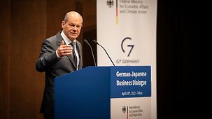 Bundeskanzler Olaf Scholz während einer Rede auf der Japanisch-Deutschen Wirtschaftskonferenz.