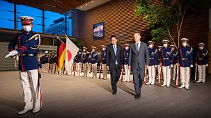 Federal Chancellor Olaf Scholz with Fumio Kishida, the Japanese Prime Minister, as he is received with military honours.