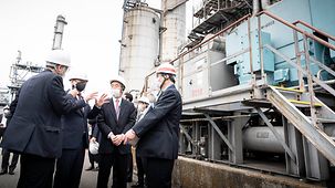 Federal Chancellor Scholz visits the Toa Keihin refinery.