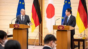 Le chancelier fédéral Olaf Scholz et le premier ministre japonais Fumio Kishida lors de la conférence de presse conjointe