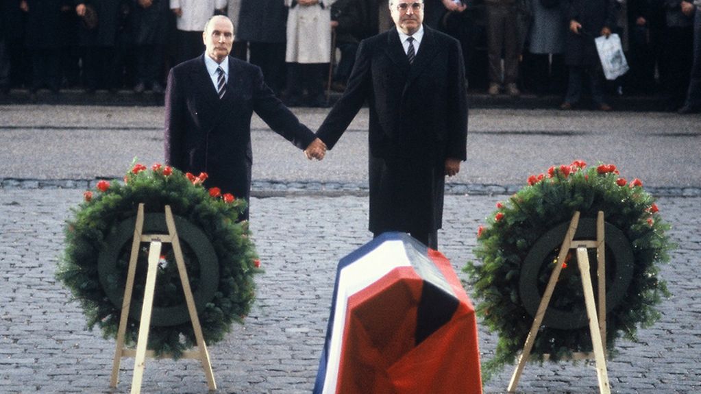 Au cimetière national de Douaumont, le chancelier fédéral Helmut Kohl (à dr.) et François Mitterrand, le président de la République française, rendent hommage (main dans la main) aux soldats de leurs pays tombés lors des deux guerres mondiales