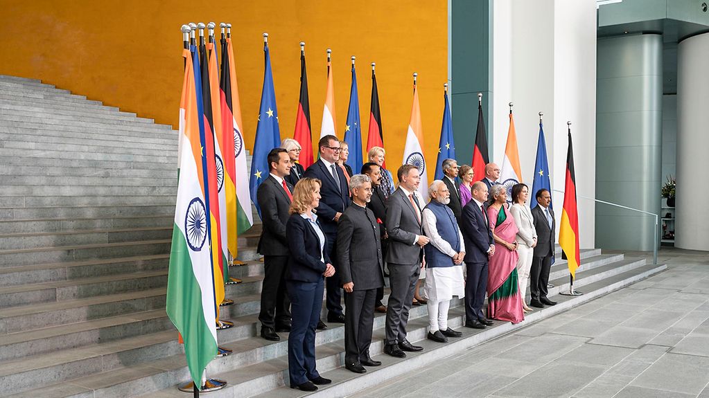 Gruppenbild mit Regierungsvertretern aus Deutschland und Indien im Kanzleramt.