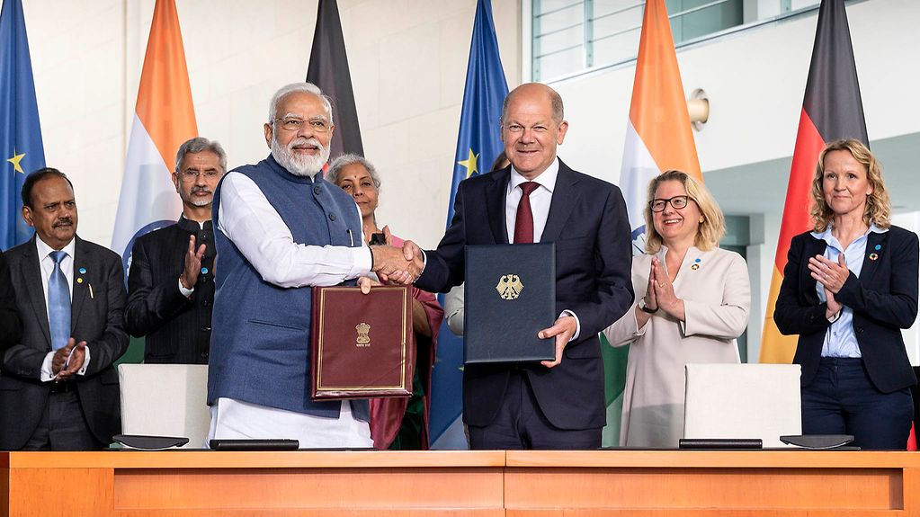 Le chancelier fédéral Olaf Scholz et le premier ministre indien Narendra Modi après la signature d’une déclaration commune d’intention portant sur un partenariat en vue d’un développement vert et durable