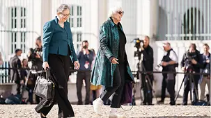Klara Geywitz, Bundesministerin für Wohnen, Stadtentwicklung und Bauwesen, und Claudia Roth, Staatsministerin für Kultur und Medien, gehen nebeneinander.