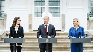 Bundeskanzler Olaf Scholz im Gespräch mit Magdalena Andersson, Schwedens Ministerpräsidentin, und Sanna Marin, Finnlands Ministerpräsidentin.