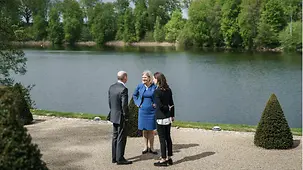 Bundeskanzler Olaf Scholz im Gespräch mit Magdalena Andersson, Schwedens Ministerpräsidentin, und Sanna Marin, Finnlands Ministerpräsidentin.